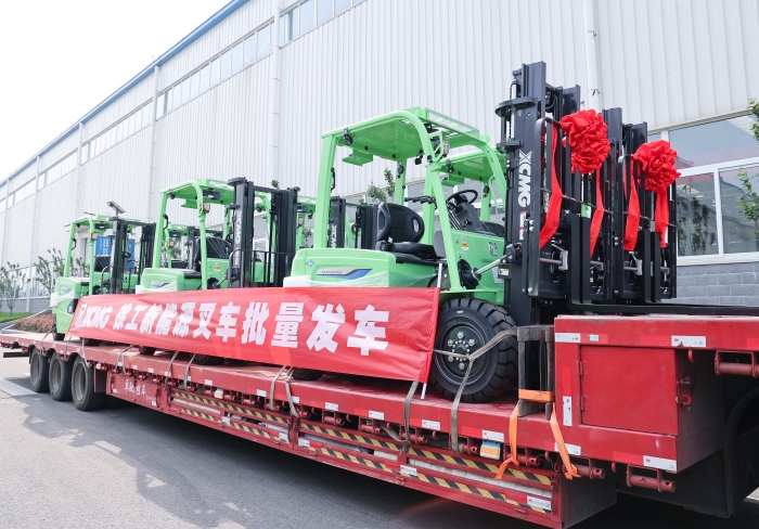 徐工鯤鵬系列電動(dòng)平衡重叉車，再掀浦東貨運(yùn)站高效物流新篇