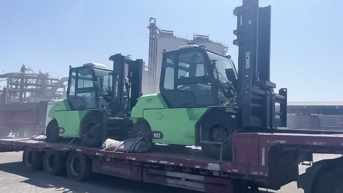 從室內(nèi)到室外，24小時(shí)不停歇！徐工孔雀叉車扎根新疆鋼材廠