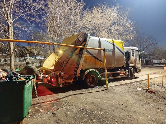 徐工后裝壓縮式垃圾車助力阿斯塔納：高效環(huán)保，助力城市清潔